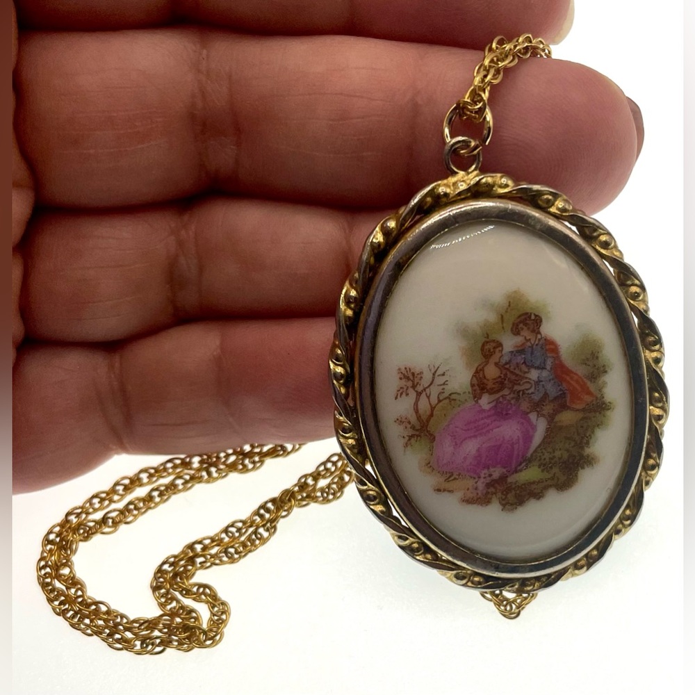 Vintage 70s Signed Limoges Gold Tone Porcelain Courting Couple Pendant Necklace - Picture 2 of 9